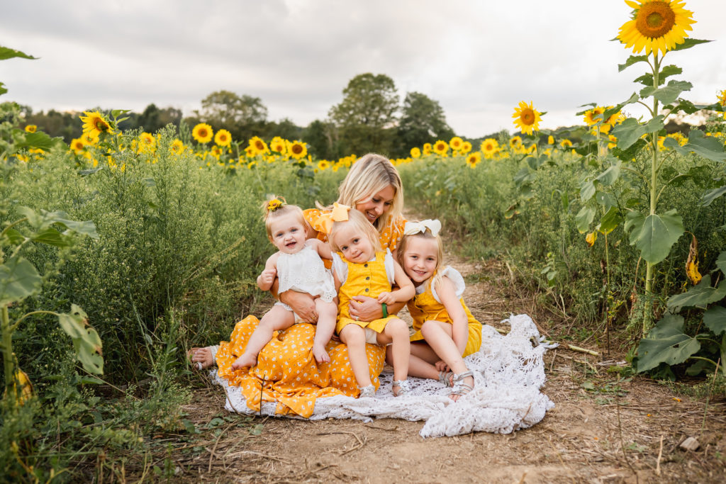 What to wear for family photos. 
By Renee Ash Photography Sussex County New Jersey family photographer
Sussex County Sunflower Maze, Sandyston NJ 