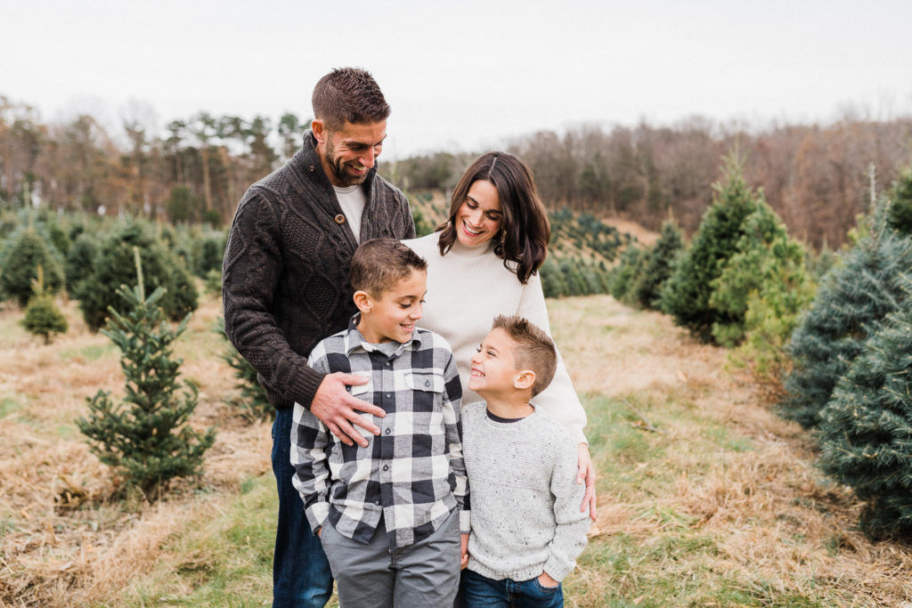 What to wear for family photos. 
By Renee Ash Photography Sussex County New Jersey family photographer
Emmerich Tree Farm Warwick NY 