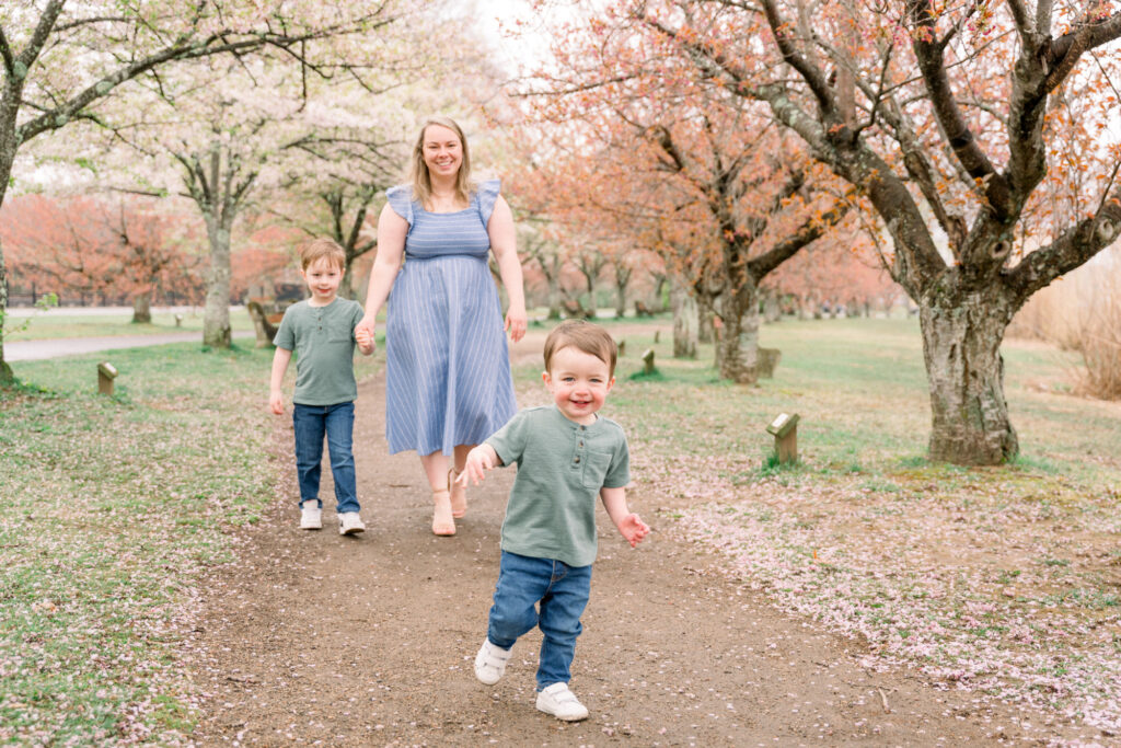 NJ Spring Family Pictures at Horseshoe Lake Park - Renee Ash Photography 