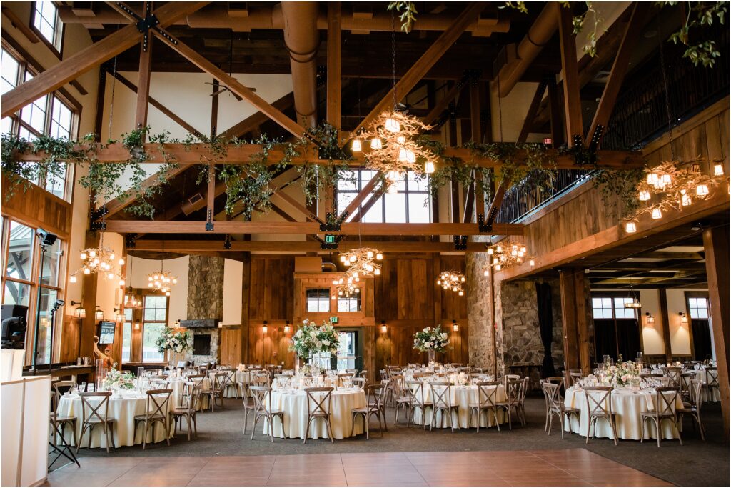 Red tail lodge wedding at mountain creek, vernon nj. Renee Ash Photography. Whisper and Brook florist. 
