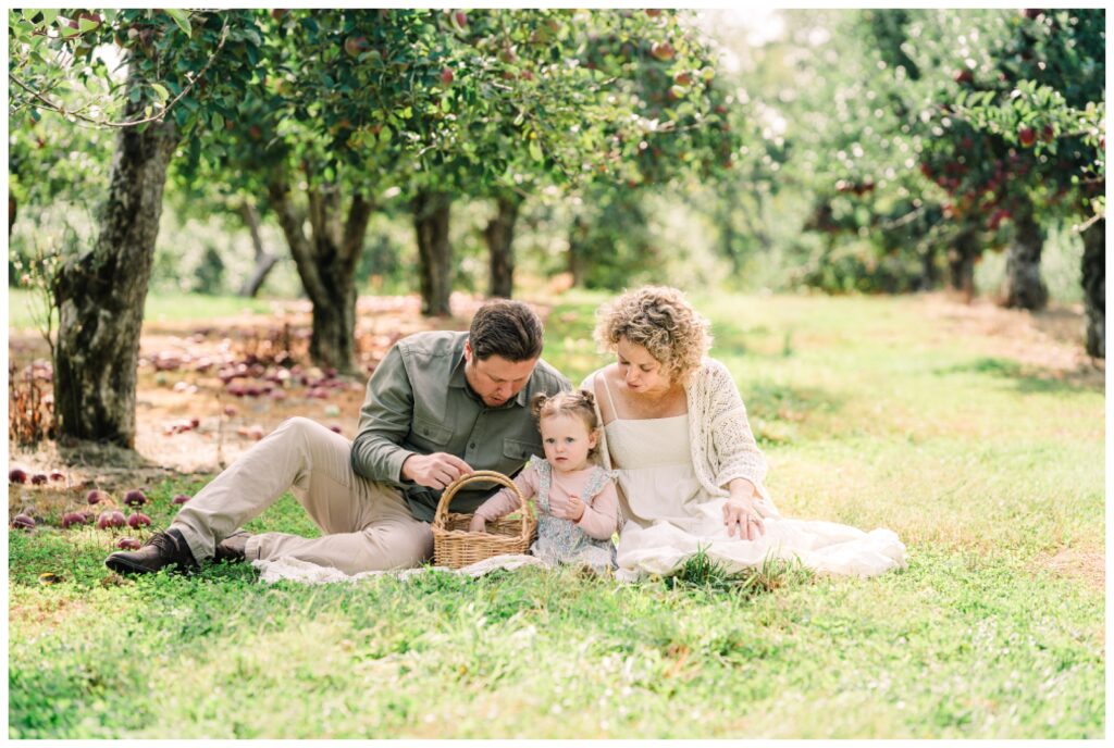 Warwick NY apple picking photo session - Renee Ash Photography