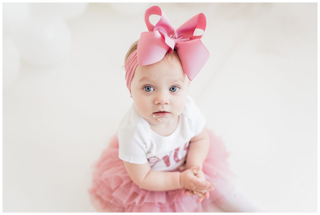 pink bow first birthday cake smash photographer in sussex county new jersey | Renee Ash Photography